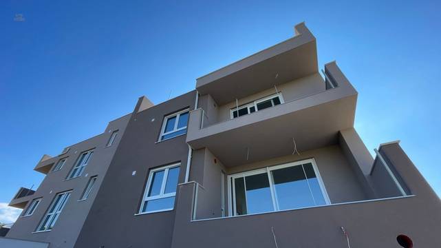 Neubauwohnung auf zwei Ebenen mit Dachterrasse, Meerblick und Garage