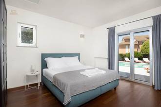 Thumbnail von Luxuriöse Villa mit beheiztem Pool und Meerblick in ruhiger Wohnlage