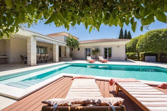Luxuriöse Villa mit beheiztem Pool und Meerblick in ruhiger Wohnlage