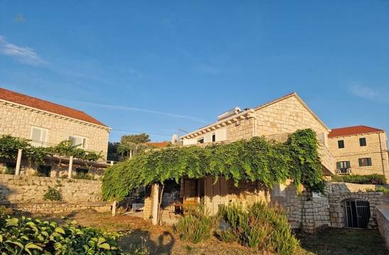 Steinhaus in zweiter Reihe zum Meer mit Meerblick