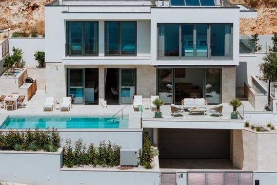 Neubauvilla mit Wellnessbereich, Pool und weitem Meerblick