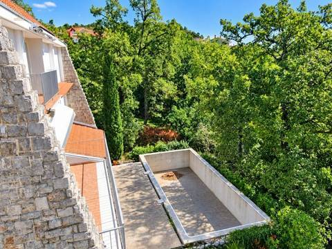 Haus mit zwei Wohneinheiten, großem Garten und freiem Meerblick