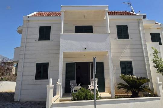 Haus mit vier Ferienwohnungen direkt am Strand