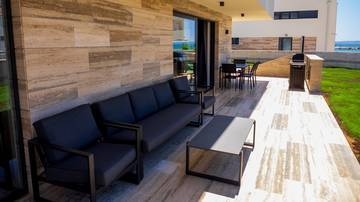 Thumbnail von Modern villa with swimming pool in the second row to the sea