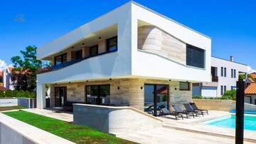 Thumbnail von Modern villa with swimming pool in the second row to the sea