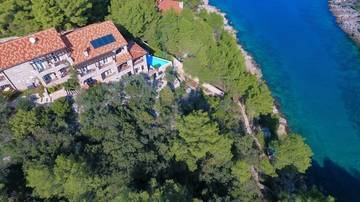 Thumbnail von Stone house with eight apartments and a pool at the end of a bay