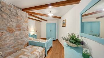 Thumbnail von Stone house with eight apartments and a pool at the end of a bay