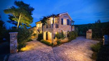 Thumbnail von Stone house with eight apartments and a pool at the end of a bay