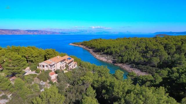 Steinhaus mit acht Apartments und Pool am Ende einer Bucht