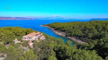 Thumbnail von Stone house with eight apartments and a pool at the end of a bay