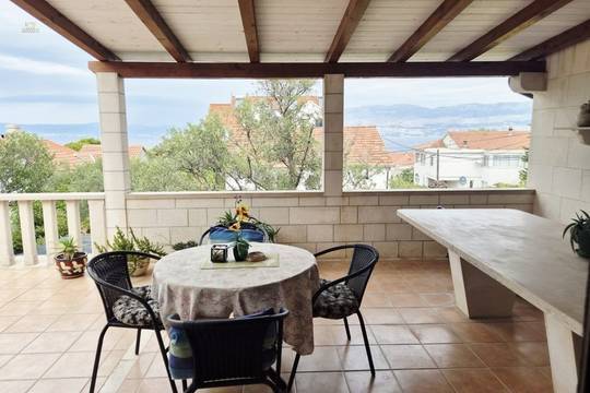 Haus aus Brac-Stein mit drei getrennten Einheiten und Meerblick