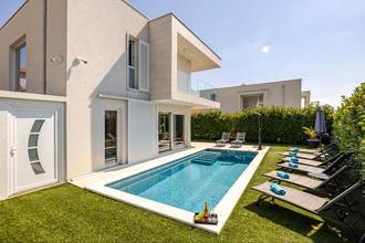 Thumbnail von Modern villa with heated pool, furnished and move-in ready