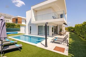 Thumbnail von Modern villa with heated pool, furnished and move-in ready