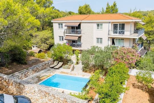 Villa mit sechs Apartments, Pool und Meerblick in einer grünen Bucht