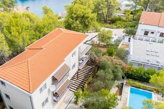 Thumbnail von Villa with six apartments, pool, and sea view in a green bay