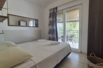 Thumbnail von Villa with six apartments, pool, and sea view in a green bay