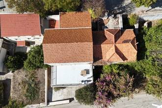 Thumbnail von Old stone estate with guesthouse, south terrace, and vineyard view