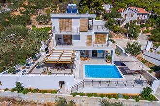 Thumbnail von Modern villa with swimming pool, terraces, and wide sea view