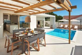 Thumbnail von Modern villa with swimming pool, terraces, and wide sea view