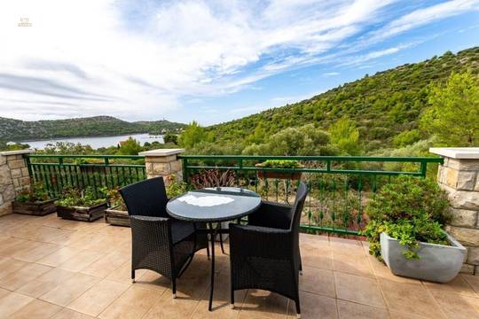 Freistehendes Haus mit drei Studios und Meerblick in Naturlage