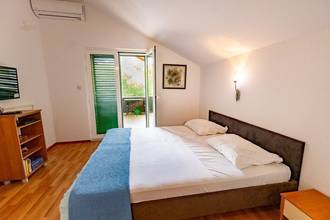 Thumbnail von Detached house with three studios and sea view in a natural setting