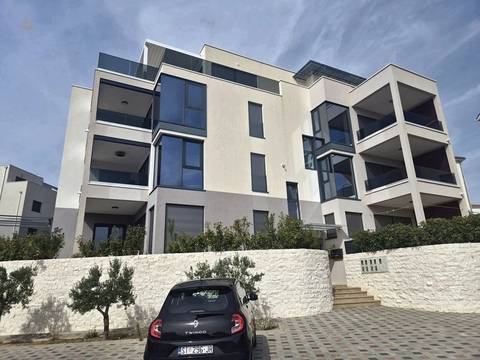 Modern ausgestattetes Apartment mit Meerblick, Terrasse und Stellplatz
