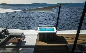 Thumbnail von Newly built villa with roof pool and elevator in the first row by the sea