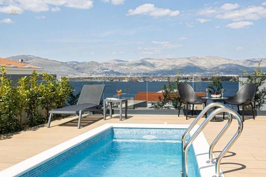 Neue Reihenhäuser mit Pool, Dachterrasse und Sommerküche