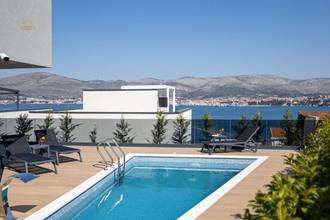 Thumbnail von New terraced houses with a pool, rooftop terrace, and summer kitchen