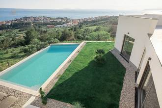 Thumbnail von Single-story villa with a pool, two en suite bathrooms, and a view of the coast.
