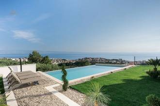 Thumbnail von Single-story villa with a pool, two en suite bathrooms, and a view of the coast.