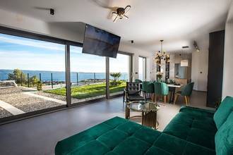 Thumbnail von Single-story villa with a pool, two en suite bathrooms, and a view of the coast.