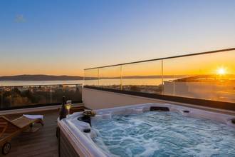 Thumbnail von Luxurious new build villa with pool, hot tub, and panoramic view