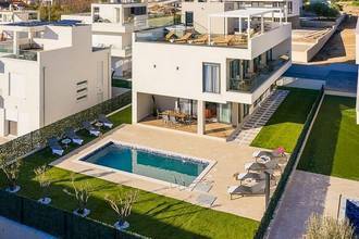 Thumbnail von Luxurious new build villa with pool, hot tub, and panoramic view