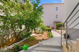 Thumbnail von House with three residential units, garden, and sea view, near the sea