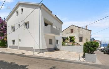 Thumbnail von House with three residential units, garden, and sea view, near the sea