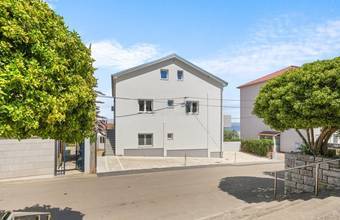 Thumbnail von House with three residential units, garden, and sea view, near the sea