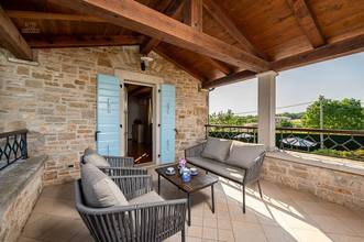 Thumbnail von Rustic stone villa with pool and hot tub