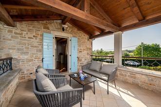 Thumbnail von Rustic stone villa with pool and hot tub