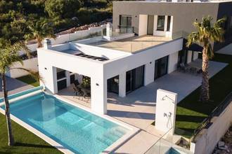 Neubauvilla mit privatem Pool, Whirlpool und angelegtem Garten