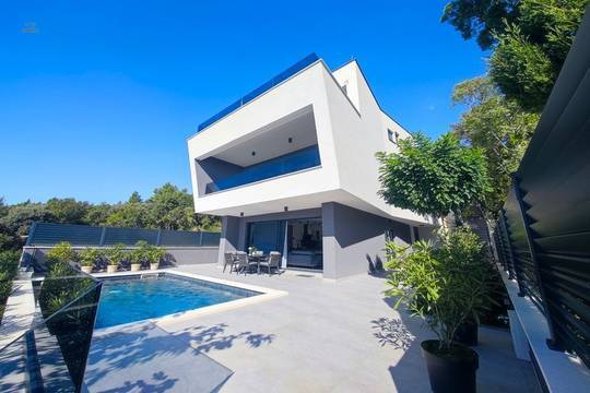 Neu errichtete Villa unmittelbar am Ufer, eigener Strandzugang und Pool