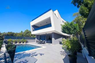 Thumbnail von Newly built villa directly on the shore, with private beach access and pool.