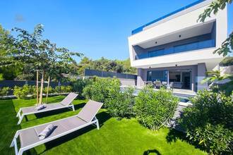 Thumbnail von Newly built villa directly on the shore, with private beach access and pool.