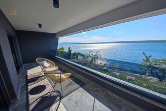 Thumbnail von Newly built villa directly on the shore, with private beach access and pool.