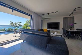 Thumbnail von Newly built villa directly on the shore, with private beach access and pool.