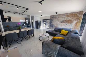 Thumbnail von Newly built villa directly on the shore, with private beach access and pool.
