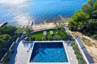Thumbnail von Newly built villa directly on the shore, with private beach access and pool.