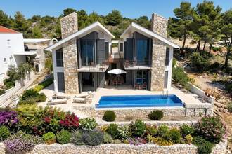 Thumbnail von Well-maintained stone house directly on the water, two units, saltwater pool