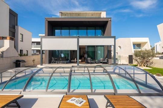 Neu gebaute Luxusvilla, voll eingerichtet, beheizter Keramikpool und Pergola