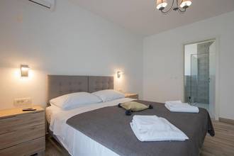 Thumbnail von Newly built villa on the hillside, two separate units, pool and Jacuzzi